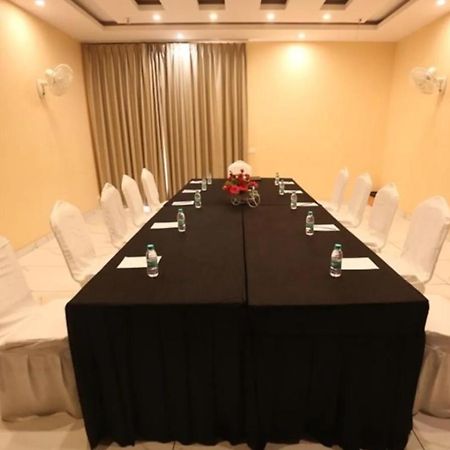 Hotel Krishna Palace, Ayodhya Buitenkant foto