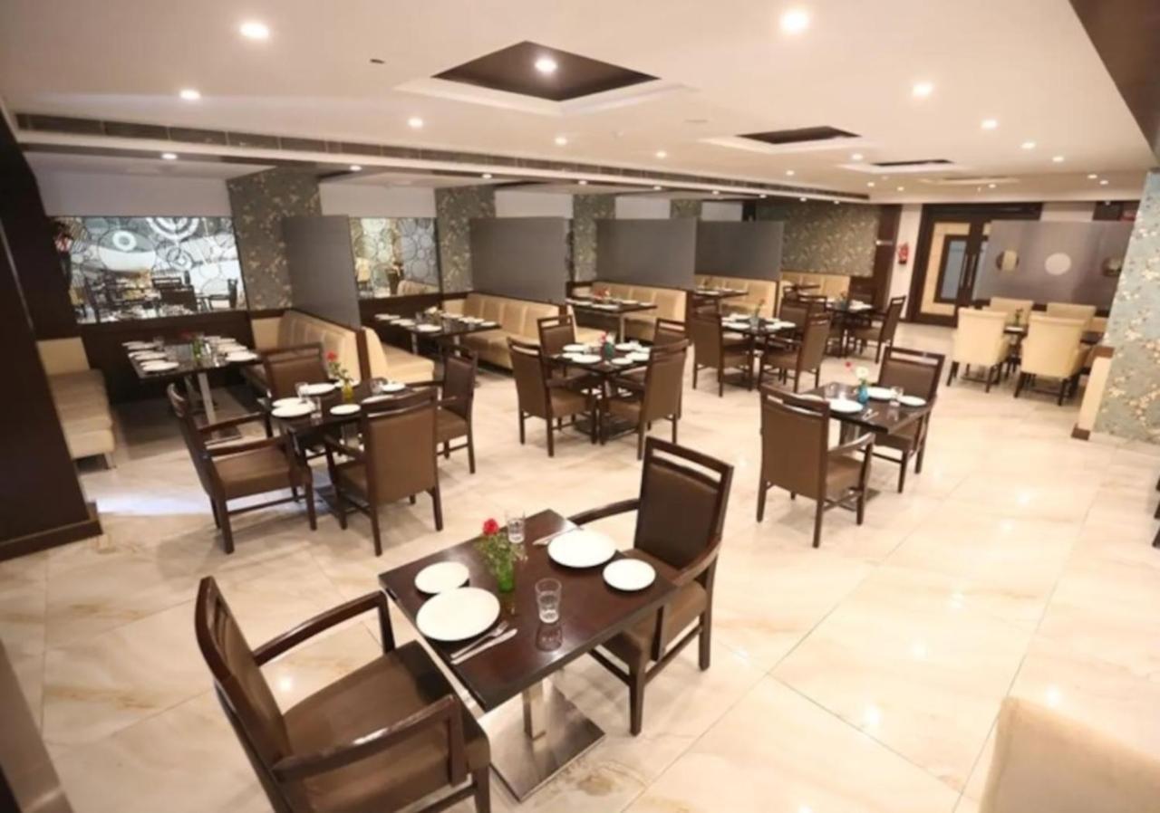 Hotel Krishna Palace, Ayodhya Buitenkant foto