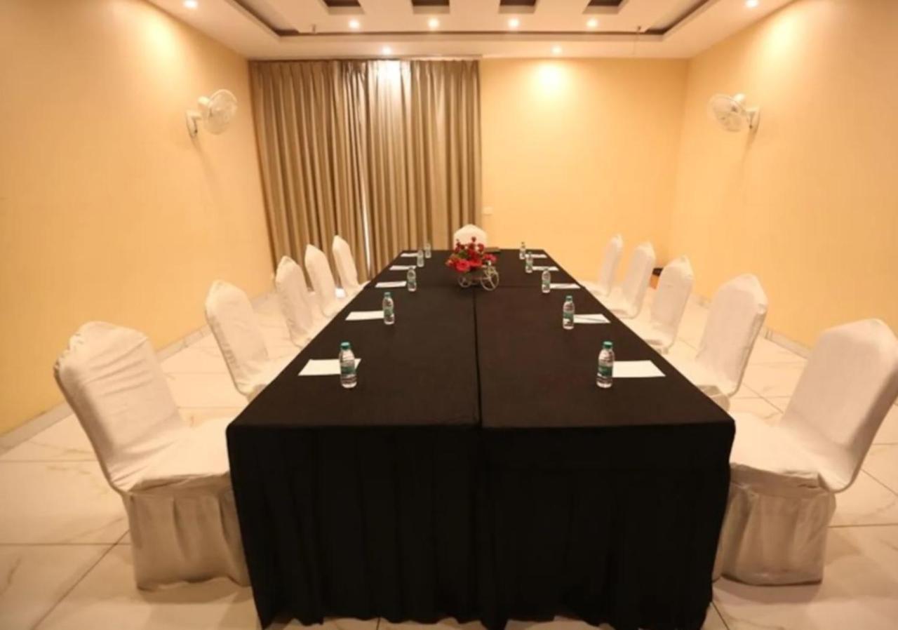 Hotel Krishna Palace, Ayodhya Buitenkant foto